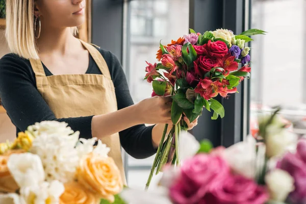 Vista parcial de florista fazendo buquê na loja de flores — Fotografia de Stock