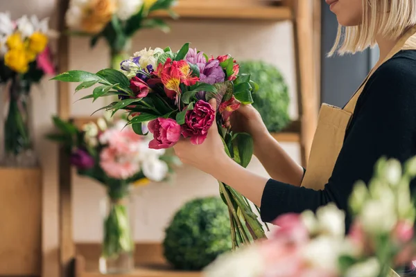 Частковий вигляд флориста, який робить букет у квітковому магазині — стокове фото