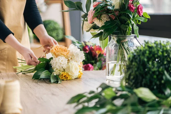 Partial view of florist making bouquet in flower shop — Stock Photo