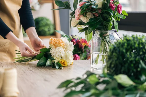 Vista parziale di fiorista che fa mazzo in negozio di fiori — Foto stock