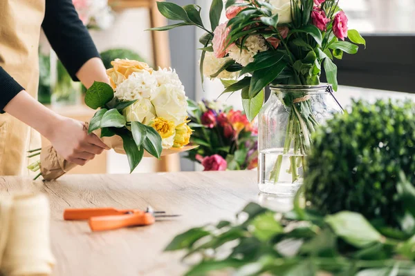 Vue partielle de fleuriste faisant bouquet dans la boutique de fleurs — Photo de stock