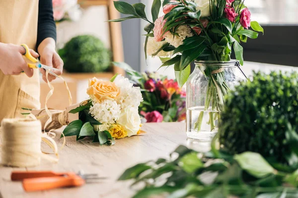 Vue partielle de fleuriste faisant bouquet dans la boutique de fleurs — Photo de stock