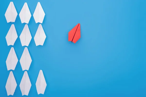 Flat lay with white and red paper planes on blue — Stock Photo