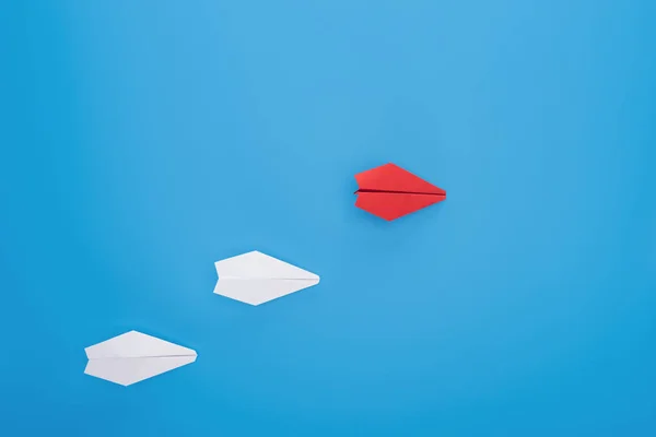 Flat lay with white and red paper planes on blue — Stock Photo