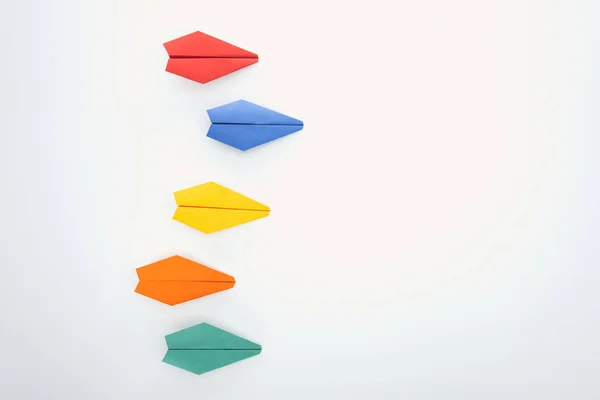 Colocación plana con planos de papel de colores en la superficie blanca — Stock Photo