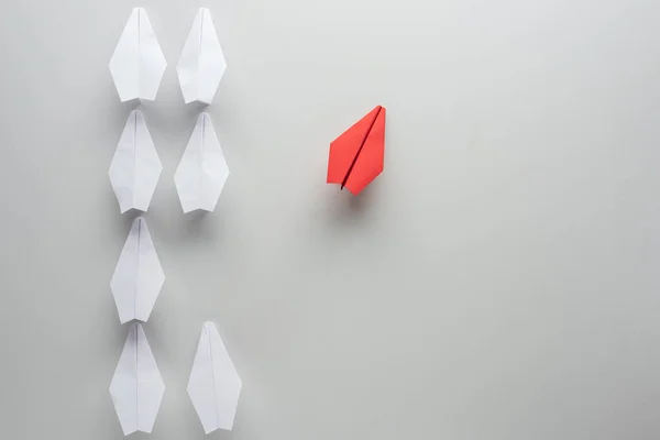 Colocação plana com planos de papel branco e vermelho na superfície cinzenta — Fotografia de Stock