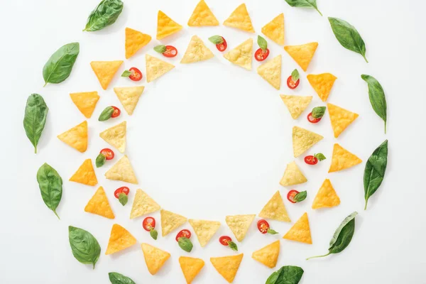 Vista dall'alto di gustosi nachos e peperoncini affettati con basilico su sfondo bianco — Foto stock