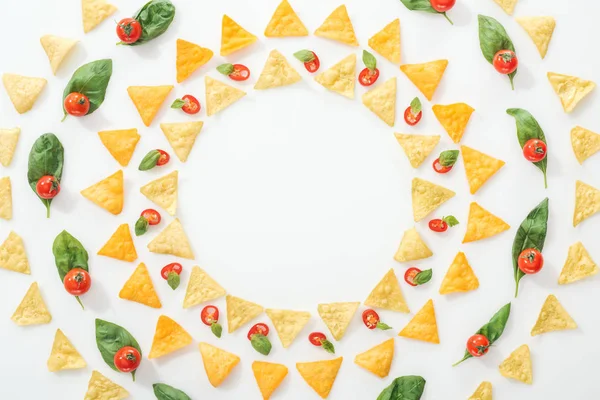 Vista dall'alto di gustosi nachos e peperoncini tagliati con basilico e pomodorini — Foto stock