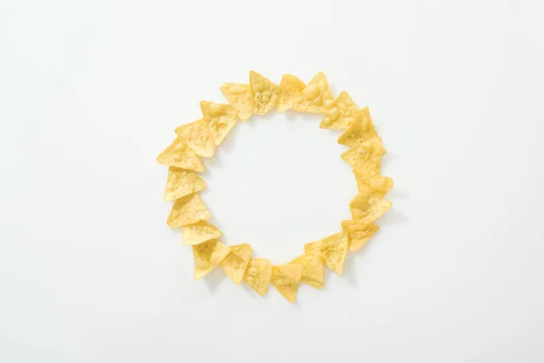 Vista dall'alto di gustosi nachos su sfondo bianco con spazio copia — Foto stock