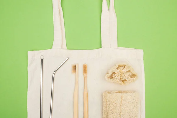 Palhas de aço inoxidável, escovas de dentes de bambu orgânico e loofah no saco de algodão — Fotografia de Stock