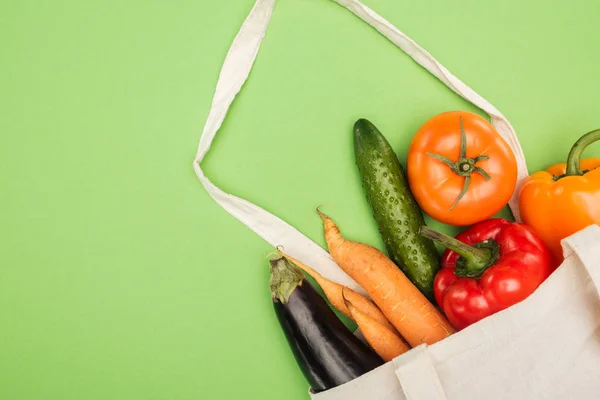 Sac en coton avec légumes frais mûrs sur fond vert clair — Photo de stock