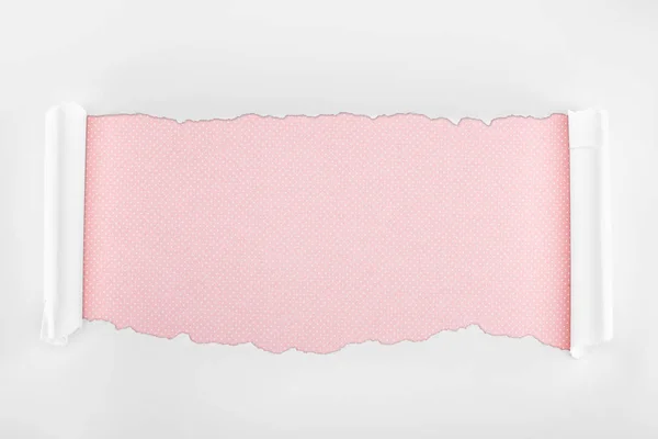 Рваная текстурная белая бумага с загнутыми краями на розовом фоне — стоковое фото