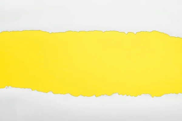 Rasgado papel texturizado branco com espaço de cópia no fundo amarelo — Fotografia de Stock