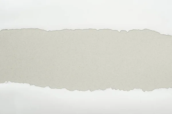 Carta strutturata bianca strappata con spazio su sfondo grigio — Foto stock