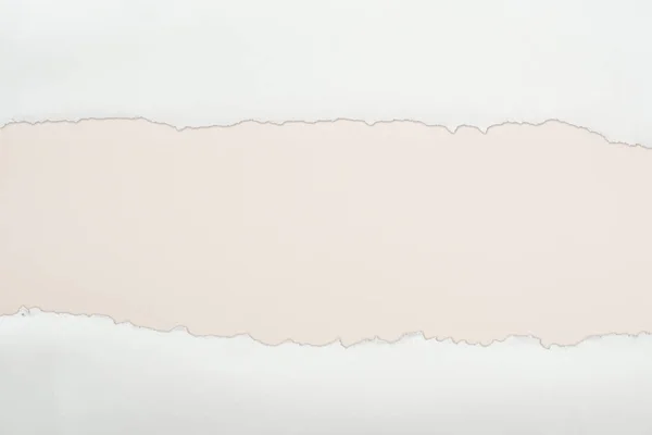 Papier texturé blanc déchiré avec espace de copie sur fond ivoire — Photo de stock