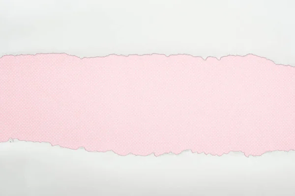 Papel texturizado branco esfarrapado com espaço de cópia em fundo rosa — Fotografia de Stock