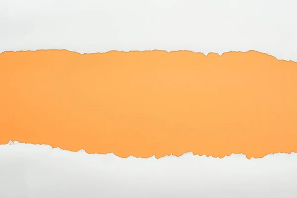 Різьблений білий текстурований папір з місцем для копіювання на помаранчевому фоні — стокове фото