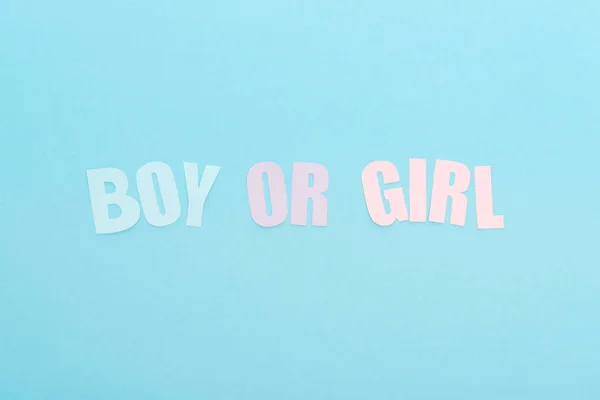 Ansicht von oben: Junge oder Mädchen Schriftzug isoliert auf blau mit Kopierraum — Stockfoto