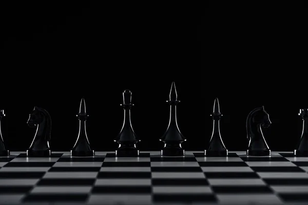 Tabuleiro de xadrez com figuras de xadrez preto isolado em preto — Fotografia de Stock