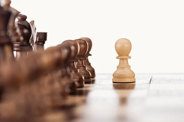 Foco seletivo de tabuleiro de xadrez de madeira com figuras de xadrez e peão na frente isolado em branco — Fotografia de Stock