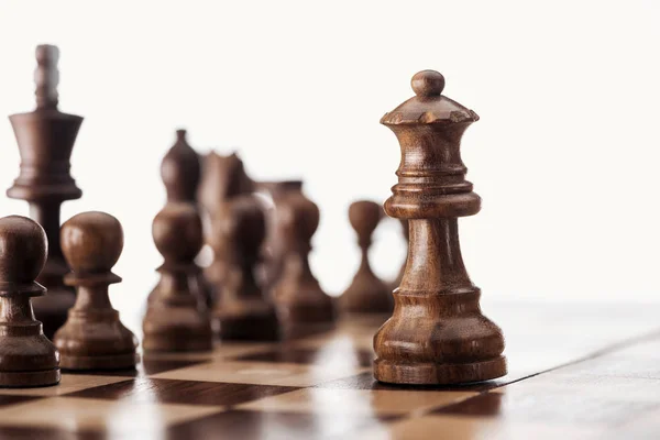 Foyer sélectif d'échiquier en bois avec des figures d'échecs isolées sur blanc — Photo de stock