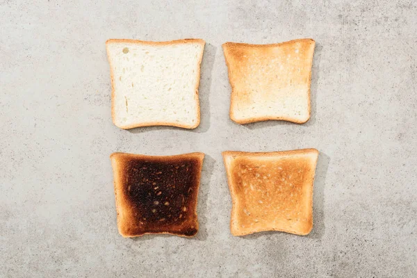 Draufsicht auf Toastbrot auf grau strukturierter Oberfläche — Stockfoto