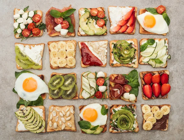 Вид тости з яєчня зверху, вирізати овочів і фруктів на текстурованою поверхні — стокове фото
