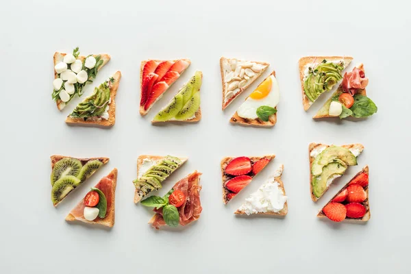 Вид зверху смачні тости з фруктами та овочами ізольовані на білому — стокове фото