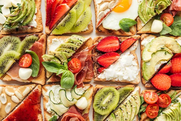 Fondo de deliciosos brindis con frutas y verduras aisladas en blanco - foto de stock