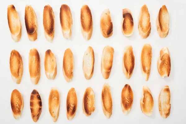 Draufsicht auf arrangiertes geschnittenes Baguette isoliert auf Weiß — Stockfoto
