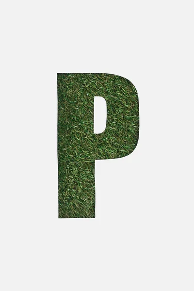 Верхний вид вырезанной буквы P на зеленом фоне травы изолирован на белом — стоковое фото