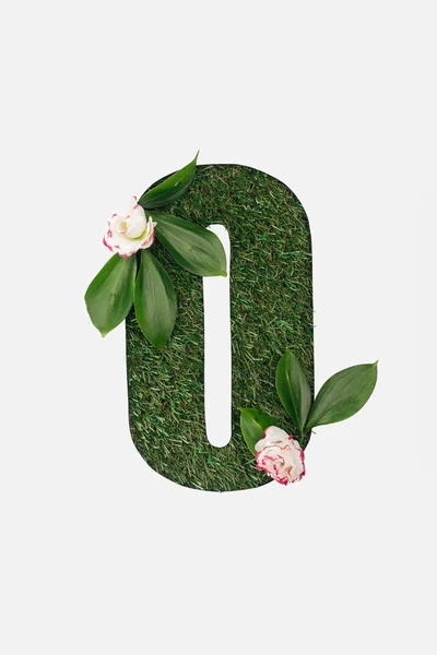 Vista superior de recortar O letra sobre fondo de hierba verde con hojas y flores aisladas en blanco - foto de stock