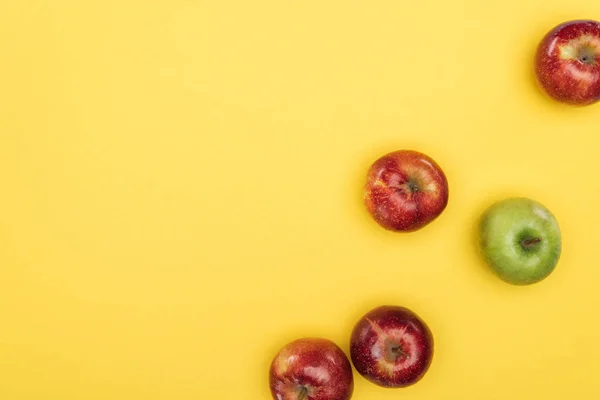 Vue de dessus des pommes fraîches mûres sur la surface jaune — Photo de stock