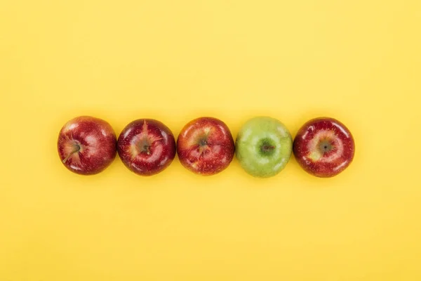 Vista superior de manzanas frescas maduras en la superficie amarilla - foto de stock