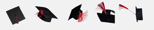 Foto panorámica de gorras académicas con borlas rojas aisladas en blanco - foto de stock