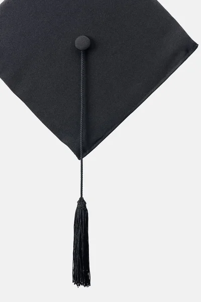 Berretto accademico nero con nappa lunga isolato su bianco — Foto stock