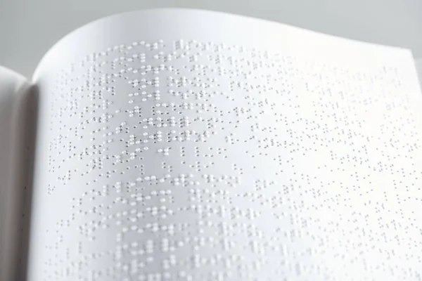 Vista de cerca del libro con texto braille aislado en gris - foto de stock