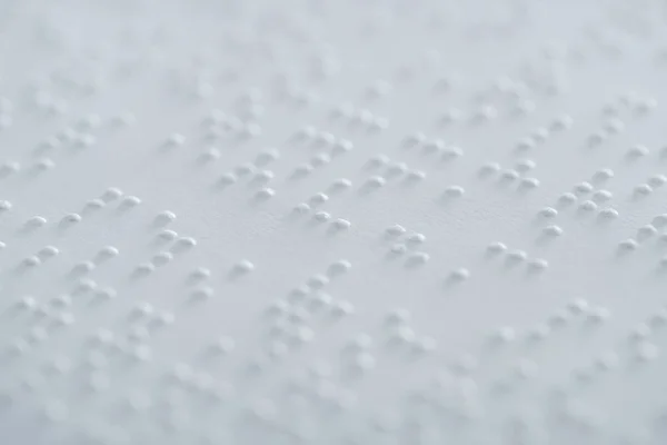 Vue rapprochée du texte en braille sur papier blanc — Photo de stock