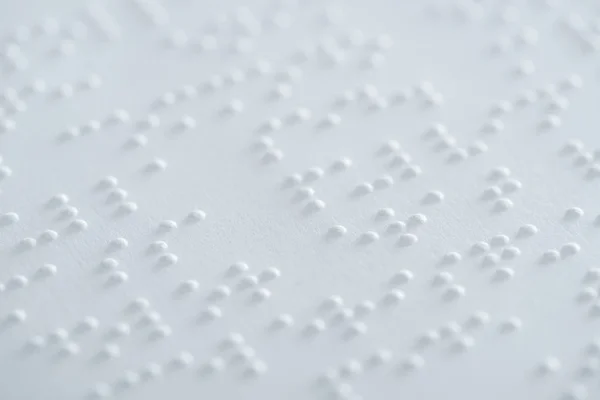 Vista de perto do texto em braille código sobre white paper — Fotografia de Stock