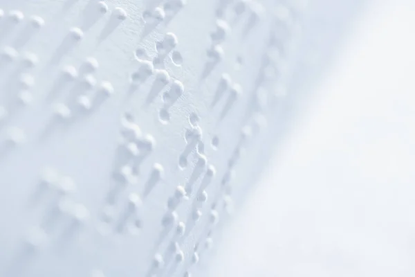 Enfoque selectivo del texto braille en papel blanco con espacio de copia - foto de stock