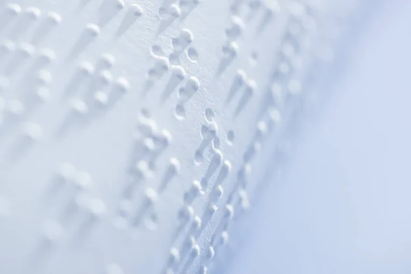 Enfoque selectivo del texto braille en papel blanco con espacio de copia - foto de stock