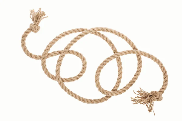 Длинная джутовая веревка с узлами и кудрями, изолированными на белом — стоковое фото