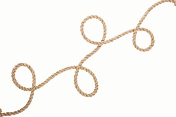 Довга, коричнева і джутова мотузка з завитками ізольовані на білому — стокове фото