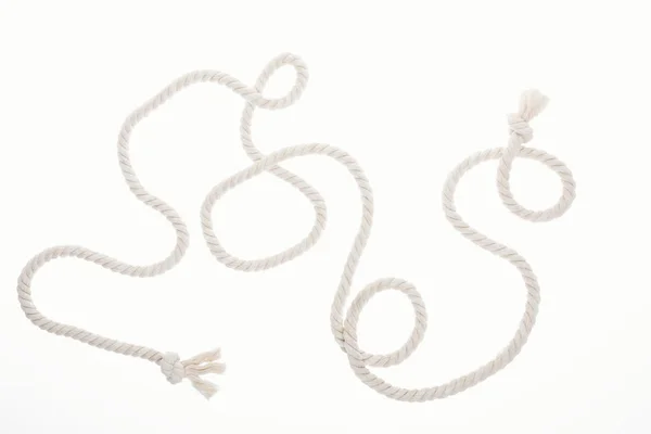 Corde longue blanche avec boucles et nœuds isolés sur blanc — Photo de stock