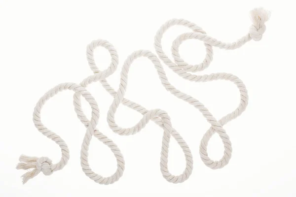 Длинная белая веревка с кудрями и узлами, изолированными на белом — стоковое фото