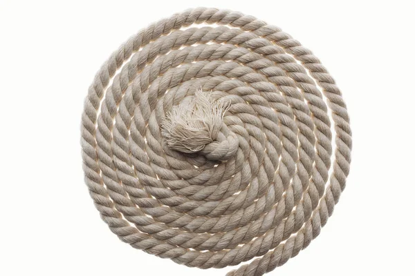 Довга коричнева і скручена мотузка з вузлом ізольована на білому — стокове фото
