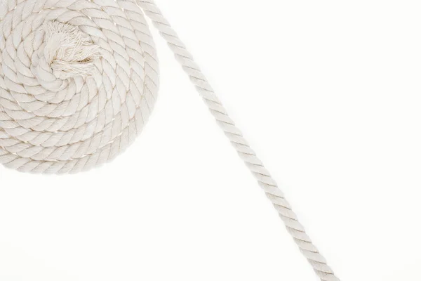 Біла, завита і довга мотузка ізольована на білому — стокове фото
