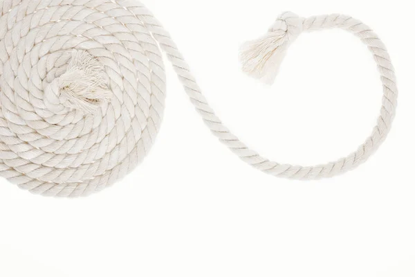 Corde blanche, bouclée et longue avec noeud isolé sur blanc — Photo de stock