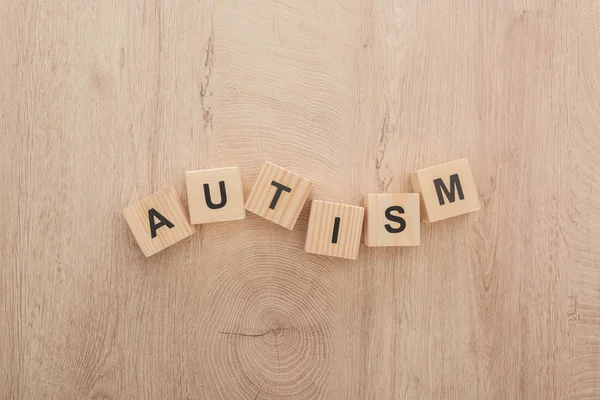 Draufsicht auf Autismus-Schriftzug aus Holzklötzen — Stockfoto