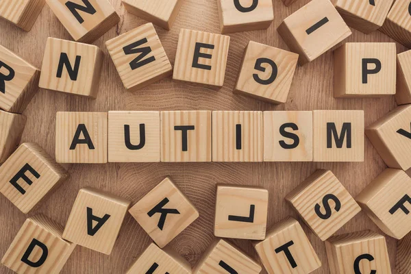 Vista superior de letras autistas entre bloques de madera con letras — Stock Photo